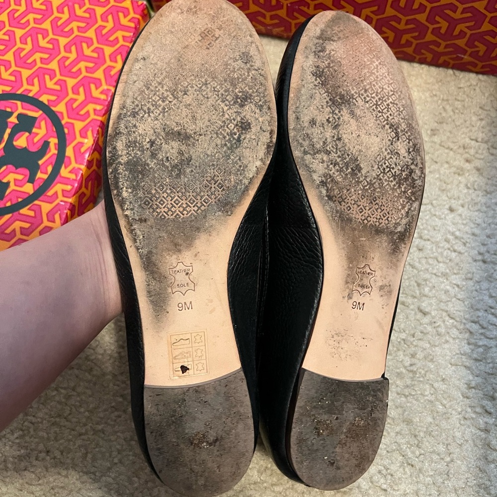 Tory Burch Selma Flats Women’s 9M Black Tumbled Leather Ballet Shoes Gold Logo - Picture 6 of 9